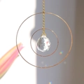 Detail van een zonnevanger met gouden ringen en een facetgeslepen kristallen prisma - Dubbellaagse Ring Kristallen Bol Stijl (F6)