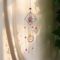 Λεπτομέρεια από αμέθυστο suncatcher με ασημένιο μεταλλικό πλαίσιο και κρυστάλλινο φεγγάρι - Σύμπλεγμα αμέθυστου