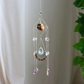 Λεπτομέρεια boho suncatcher με ασημένιο πλαίσιο, καφέ πολύτιμο λίθο και κρυστάλλινα στολίδια - Βραχιόλι από πέτρα μάτι της τίγρης