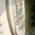 Λεπτομέρεια γεωμετρικού suncatcher με μπλε πέτρα και κρυστάλλινο πρίσμα δακρύων - Απατίτης