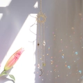 Gouden maan zonnevanger met kristallen prisma's die regenboogreflecties creëren - Oogvorm Met Tak Hanger Stijl (F8)