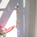 Gouden zonnevanger met vlinder en maan die regenboog lichtreflecties werpt - Vlinder En Zon Stijl (F1)
