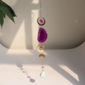 Détail d'un attrape-soleil avec tranche d'agate violette et pendentif en cristal au soleil - Style Agate Violette (B30)