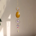 Détail d'attrape-soleil bohème avec tranche d'agate jaune et cristaux arc-en-ciel - Style Agate Jaune (B31)