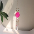 Détail d'un attrape-soleil en forme de lune avec tranche d'agate rose et cristaux - Style Agate Rose (B33)