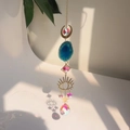Détail d'un capteur de soleil lune avec tranche d'agate bleue et cristaux dorés - Style Agate Bleue (B35)