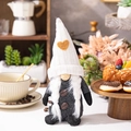 Gnomo da caffè con cappello bianco a maglia e cuore arancione con tazzina di caffè - Stile Trecce (Donna-Bianco)