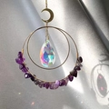 Detail eines Kristall-Sonnenfängers mit Mondrahmen und lila Steinen und Regenbogen - Amethyst / 33~35cm