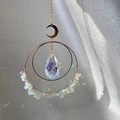 Detail eines Sonnenfängers mit Mond-Anhänger, Opal-Steinen und facettiertem Kristall - Opal / 33~35cm