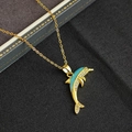 Collier dauphin doré avec émail vert et zircons sur un présentoir texturé gris - Dauphin Doré Vert (EXRGN0432YS)