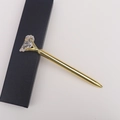 Detailansicht eines goldenen Metallstifts mit weißem Naturkristallstein und eleganter Geschenkbox - Weiß Kristall