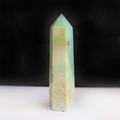 Prisma esagonale di amazzonite con texture minerali naturali su sfondo bicolore - Pilastro Esagonale in Amazonite / Casuale 8-12cm (Prezzo in base al peso)