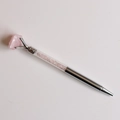 Detailweergave van zilveren balpen met roze kristalstenen en ruwe edelsteen bovenop - Rozenkwarts