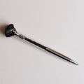 Détail macro d'un stylo à bille en argent avec pierre brute noire et cristaux concassés - Tourmaline Noire