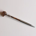 Detail van zilveren balpen met transparante huls gevuld met bruine kristalstenen - Tijgeroog