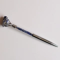 Detailopname van zilveren balpen met blauwe kristallen en ruwe natuursteen versiering - Lapis lazuli