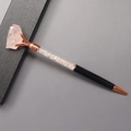 Dettaglio di penna a sfera nera con pietre di cristallo rosa e punta in oro rosa lucido - Quarzo rosa