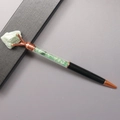 Detail eines kreativen Kugelschreibers mit grünem Kristallschotter und Edelstein - Aventurin-Jade