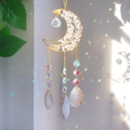 Goldener Mond-Sonnenfänger mit weißen Quarzkristallen und Naturachat-Anhänger - Bergkristall