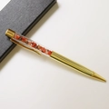 Detail eines goldenen Kristallkugelschreibers mit braunem Naturstein in schwarzer Box - Roter Achat / 14.5cm