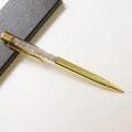 Detail view of a gold crystal pen filled with moonstone chips and its black gift box - Labradorite / 14.5cm