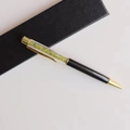 Makroaufnahme vom Business-Kristallstift mit grünen Steinen in schwarzer Geschenkbox - Peridot