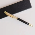Detail eines Kristall-Kugelschreibers mit gelben Steinen und schwarzer Box - Citrin