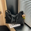 Borsa tote in camoscio nero con cuciture a contrasto e un piccolo portachiavi a orsetto - Senza ciondolo / Nero