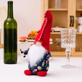 Nain patriote avec chapeau rouge tenant une bouteille de vin et un verre décor - Style Chapeau Rouge