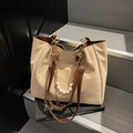 Bolso tote grande blanco roto con asas marrones y elegante colgante de perlas - Caqui
