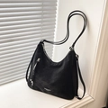 Zaino borsa nero opaco versatile con cerniere argentate e dettagli in frangia donna - Nero