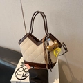 Chique gewatteerde beige en bruine emmertas met berenhanger op een displaydoos - Zonder hanger / Off-wit