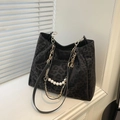 Borsa tote nera leopardata con pendente di perle e tracolla a catena in metallo - Nero