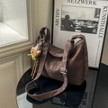 Sac hobo marron chocolat rétro avec finition mate et porte-clés ours pour femmes stylées - Sans pendentif / Marron