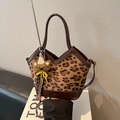 Bruine pluche bucket bag met luipaardprint, leren handvatten en berenhangertje - Luipaard Bruin