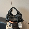 Elegante bolso de media luna negro con asa plisada y detalles de lazos en cuero vegano - Negro