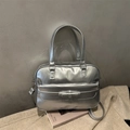 Detail der silbernen Metallic-PU-Schultertasche mit Schleife und Metallschlüssel-Anhänger - Silber