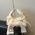Schicke cremeweiße Crescent Bag mit Schleifenakzenten und verstellbarem Schultergurt - Weiß