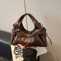 Bolso medialuna marrón oscuro con lazos elegantes y diseño de cuero suave plisado - Marrón