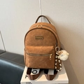 Brauner Vintage Rucksack mit Cartoon-Prägung, Plüsch-Anhänger und Metall-Logo - Braun Ohne Anhänger