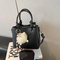 Elegante borsa tote in pelle nera con ciondolo in peluche e tracolla di perline - Senza ciondolo / Nero