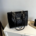 Klassische schwarze gesteppte Tote-Tasche mit goldenen Kettenriemen und Mode-Patch - Schwarz