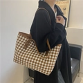 Große Shopper-Tasche mit Hahnentrittmuster, braunen Ledergriffen und Goldnieten-Details - Braun