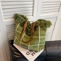 Grüne gewebte Quasten-Tote-Bag mit braunen Ledergriffen und Karomuster-Details - Grün