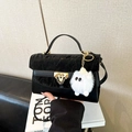 Zwarte crossbodytas met textuur, gouden hardware en een witte pluchen hanger detail - Zonder hanger / Zwart