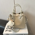 Borsa tote beige in finta pelle con manico a nodo e ciondolo a forma di agnellino - Senza ciondolo / Grigio