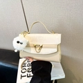Beige handtas van imitatieleer met gouden sluiting en een pluizige monster hanger - Zonder hanger / Beige
