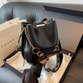 Schicke schwarze glänzende Beuteltasche mit Goldkette und geometrischem Gurt in Geschenkbox - Schwarz