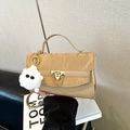 Elegante beige handtas met geplooide textuur en gouden metalen sluiting als detail - Zonder hanger / Khaki