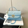 Lichtblauwe crossbodytas met geplooide textuur, gouden slot en wit pluche accent - Zonder hanger / Blauw